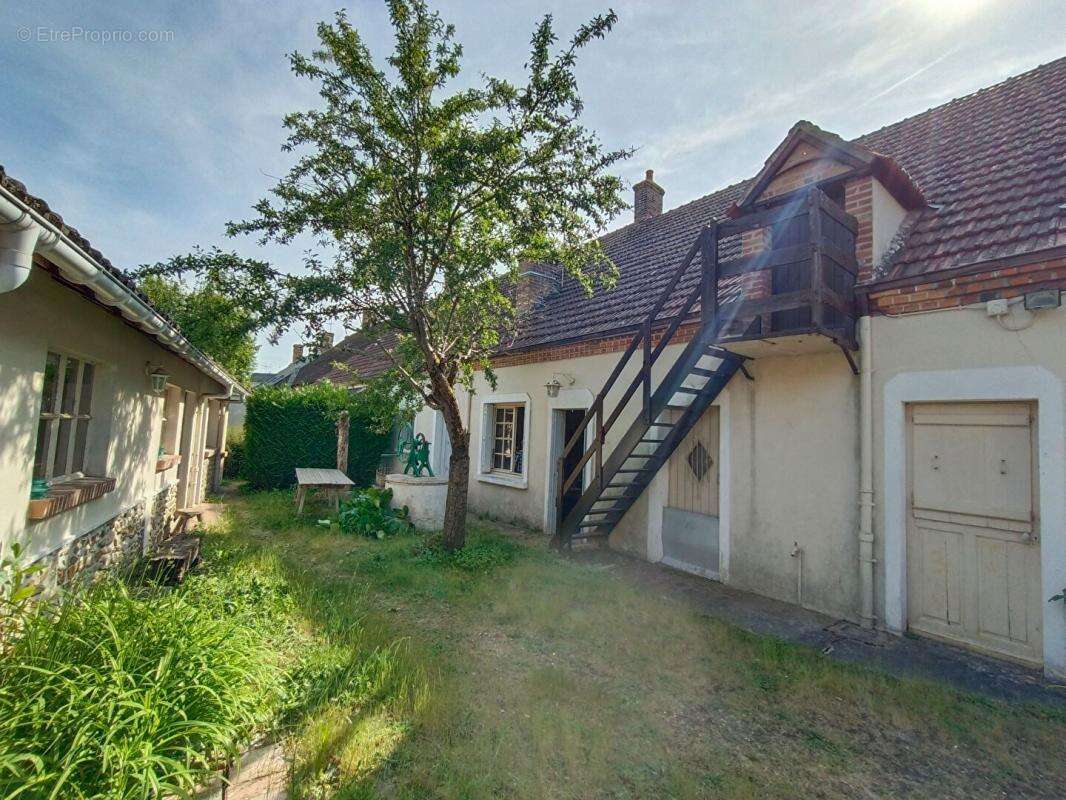 Maison à SELLES-SAINT-DENIS