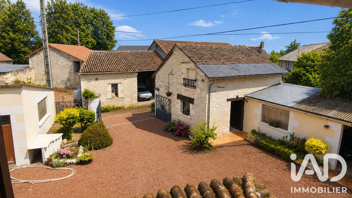 Maison 180 m² à La Tour-Saint-Gelin  - photo 4