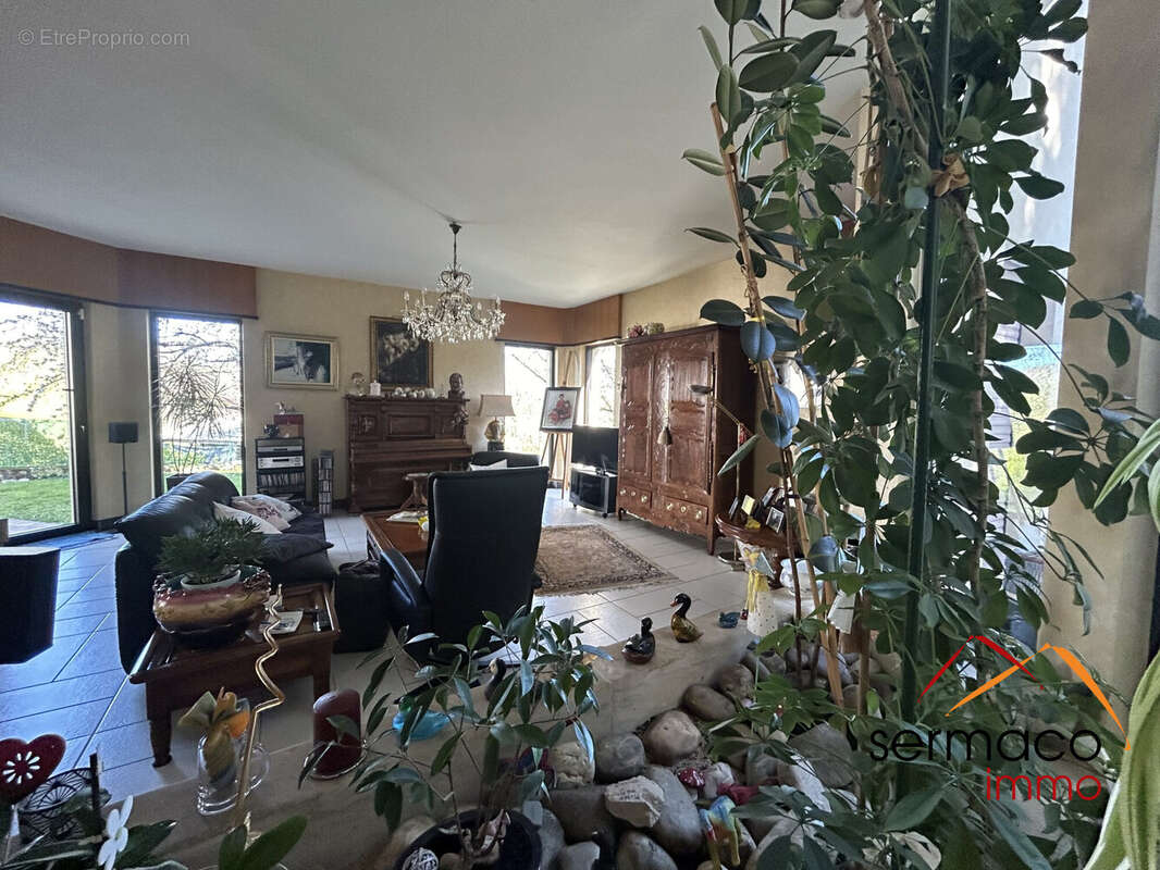 Vue du salon de la cuisine - Maison à SARREGUEMINES