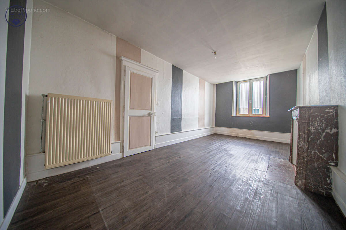 Maison à GONDRECOURT-LE-CHATEAU