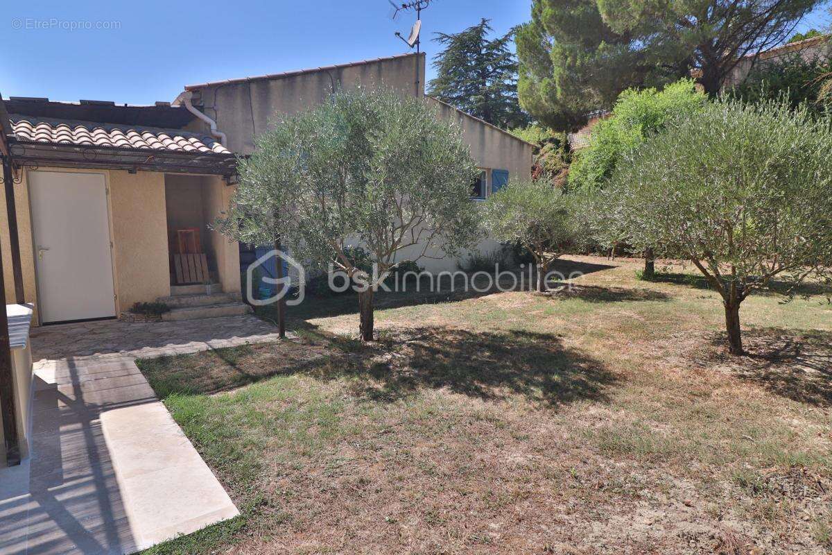 Maison plain-pied de 106m² sur 780m² de terrain avec 3 chambres, garage et piscine - photo 7