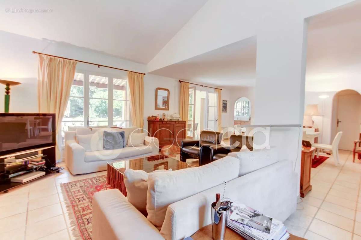 Maison à ROQUEFORT-LES-PINS