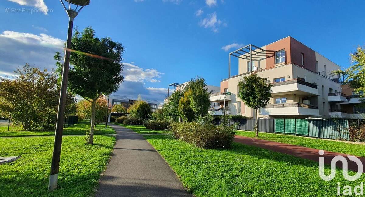 Photo 4 - Parking à LIEUSAINT