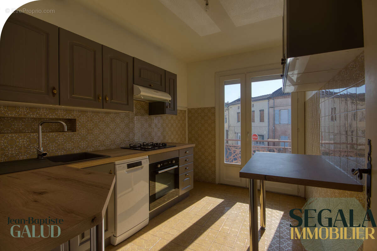 Immeuble dans le centre ville de Carmaux - 1 local commercial et 1 grand appartement - photo 5