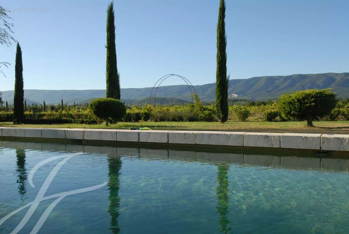 Mas en pierre à vendre proche de Gordes : Charme provençal, volumes exceptionnels et vue sur le Luberon - photo 12