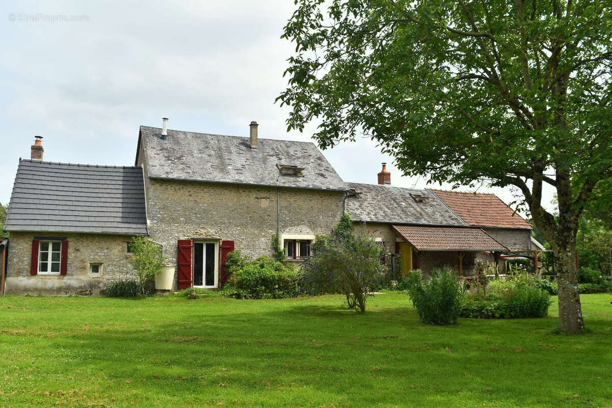 Propriété avec deux maisons et un gîte sur 7000m2 de jardin - photo 14