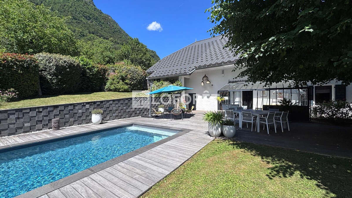Maison familiale de caractère à Mercury de 175 m² avec dépendances et vaste grange d'environ 200 m - photo 11