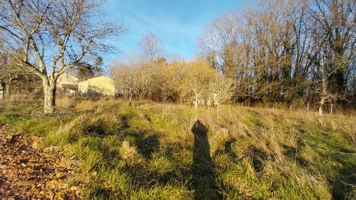 Château l'évêque - Terrain constructible avec Garage et atelier 1775 m2 - photo 3