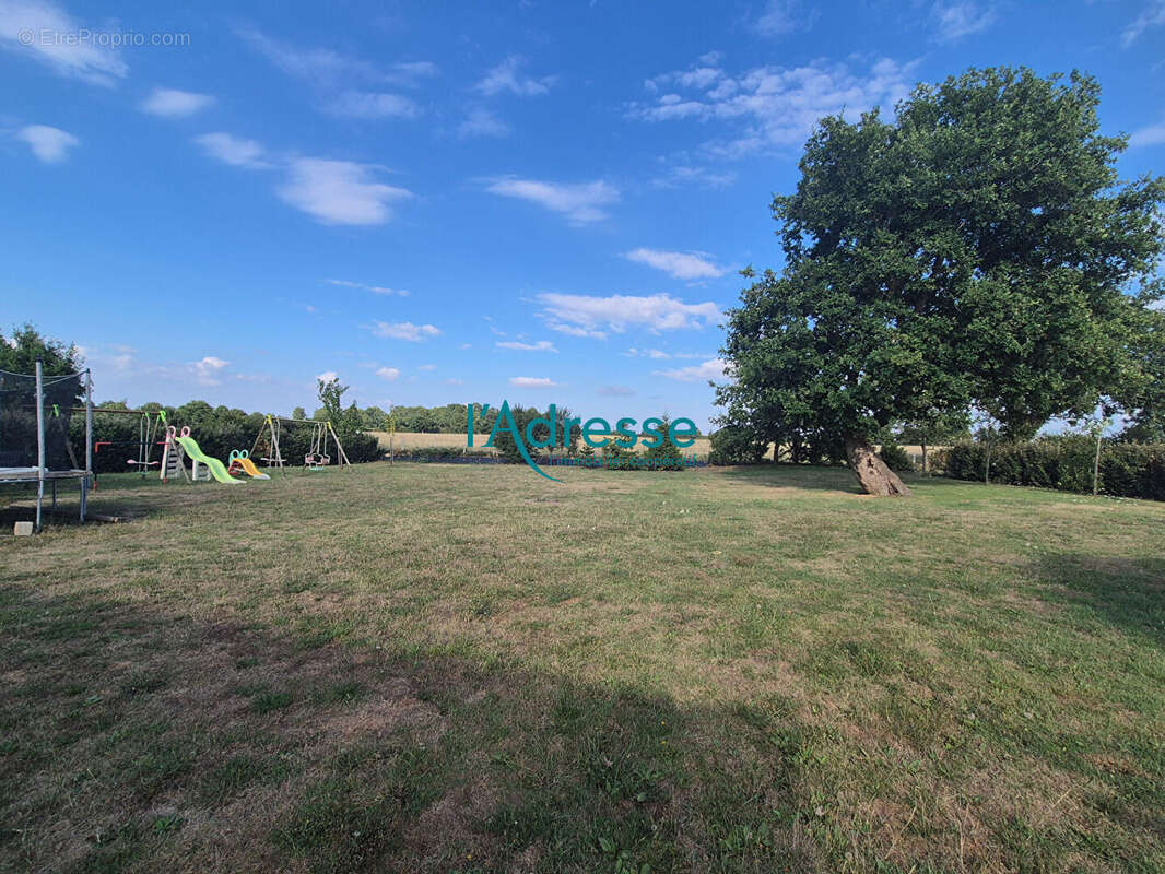 Maison à MONTREVAULT