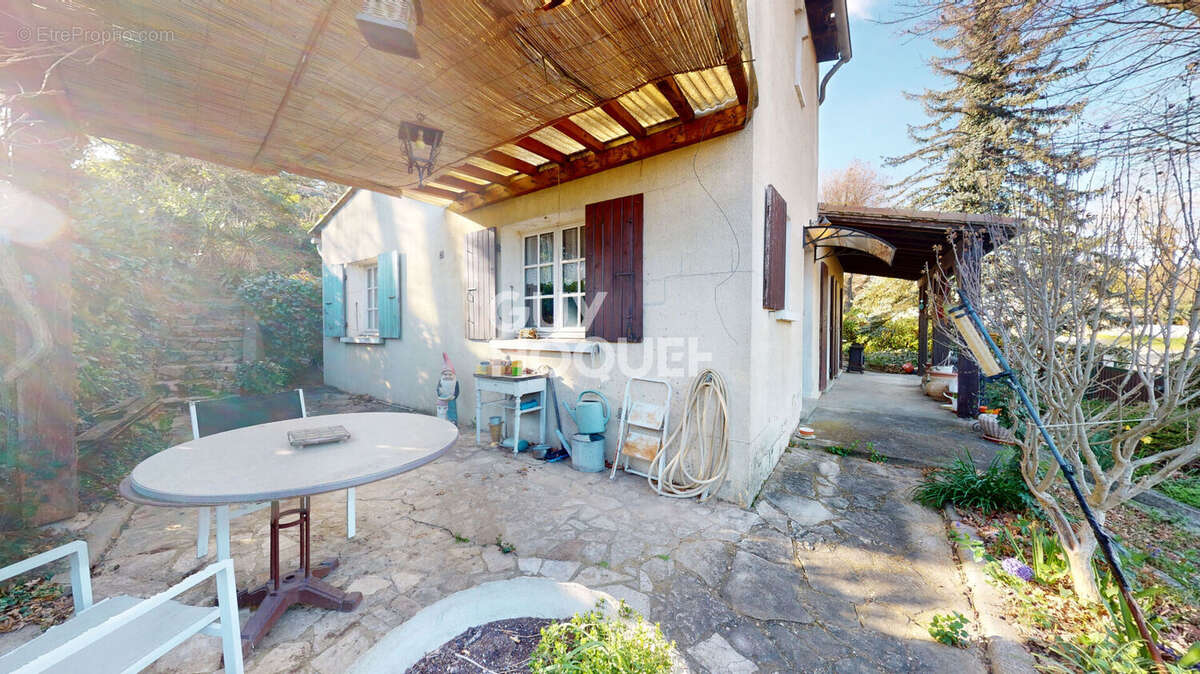 Maison à MONTELEGER
