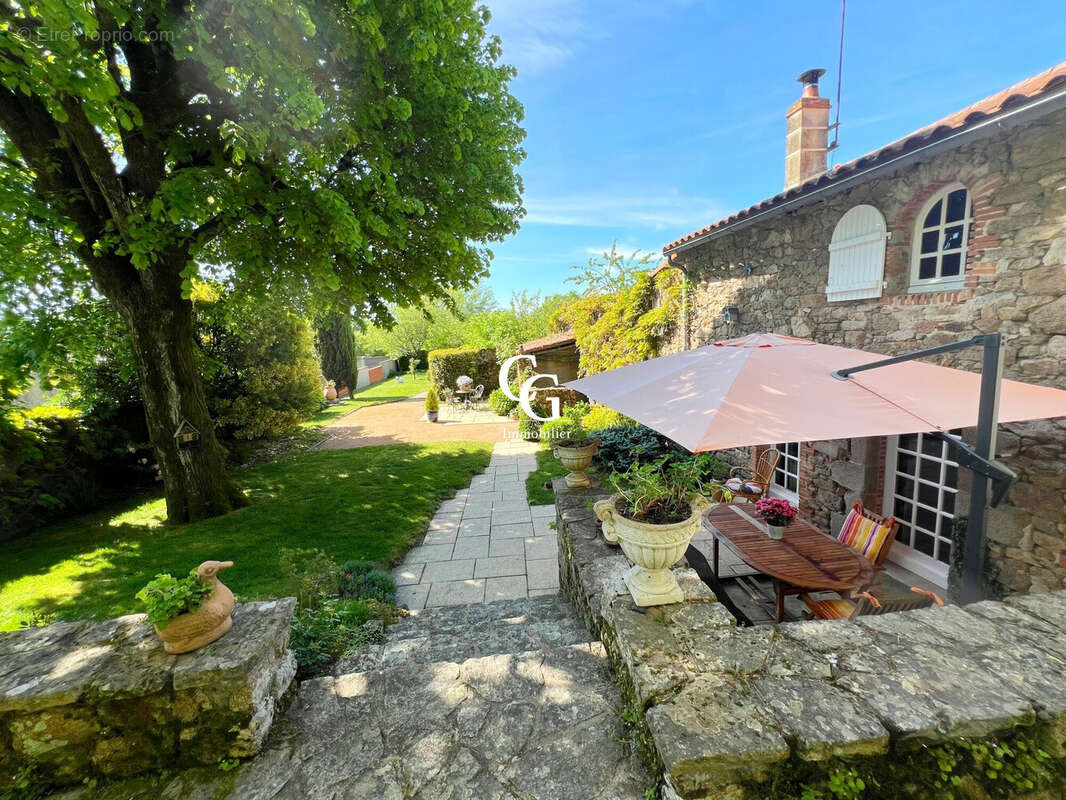 Maison à LES LANDES-GENUSSON