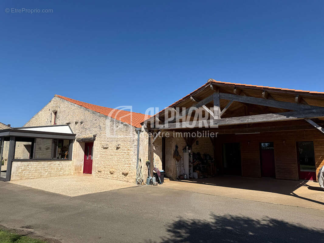 Maison familiale de 8 pièces à vendre à Sainte Gemme la Plaine - Réf. MIDE2265 - photo 10