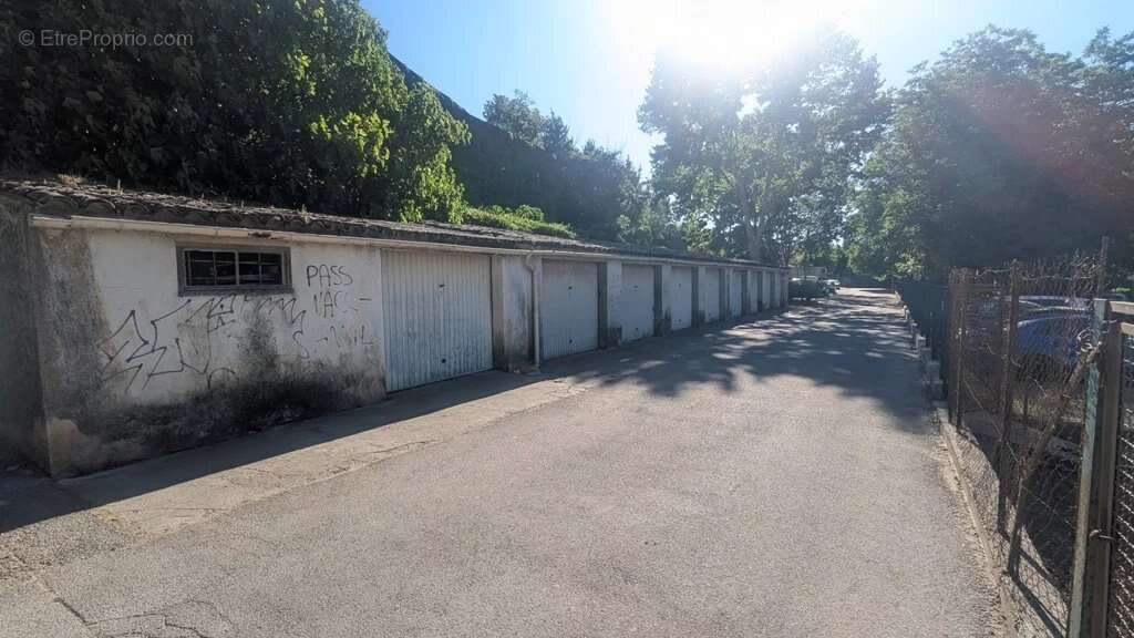 Parking à CARCES
