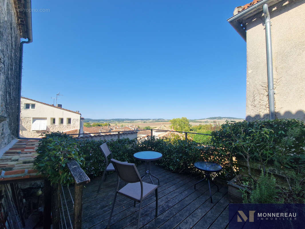 Maison à VILLEBOIS-LAVALETTE