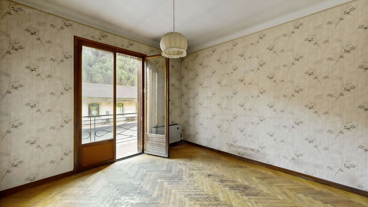 Appartement à PUGET-THENIERS