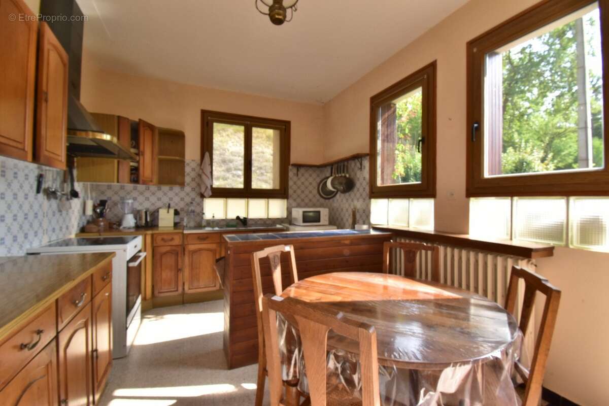  À VENDRE – Grande villa avec terrain boisé avec une olivette à Sisteron - photo 9