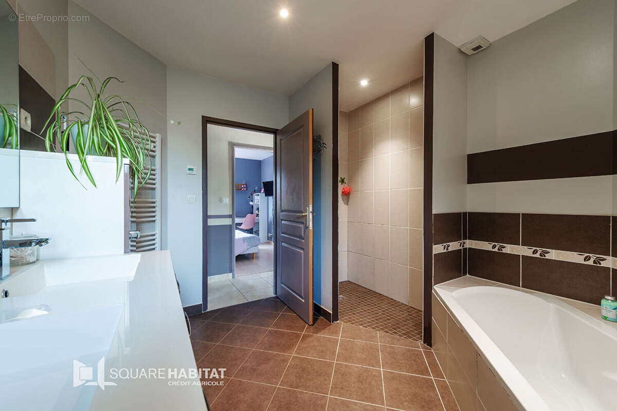 Maison à QUELAINES-SAINT-GAULT