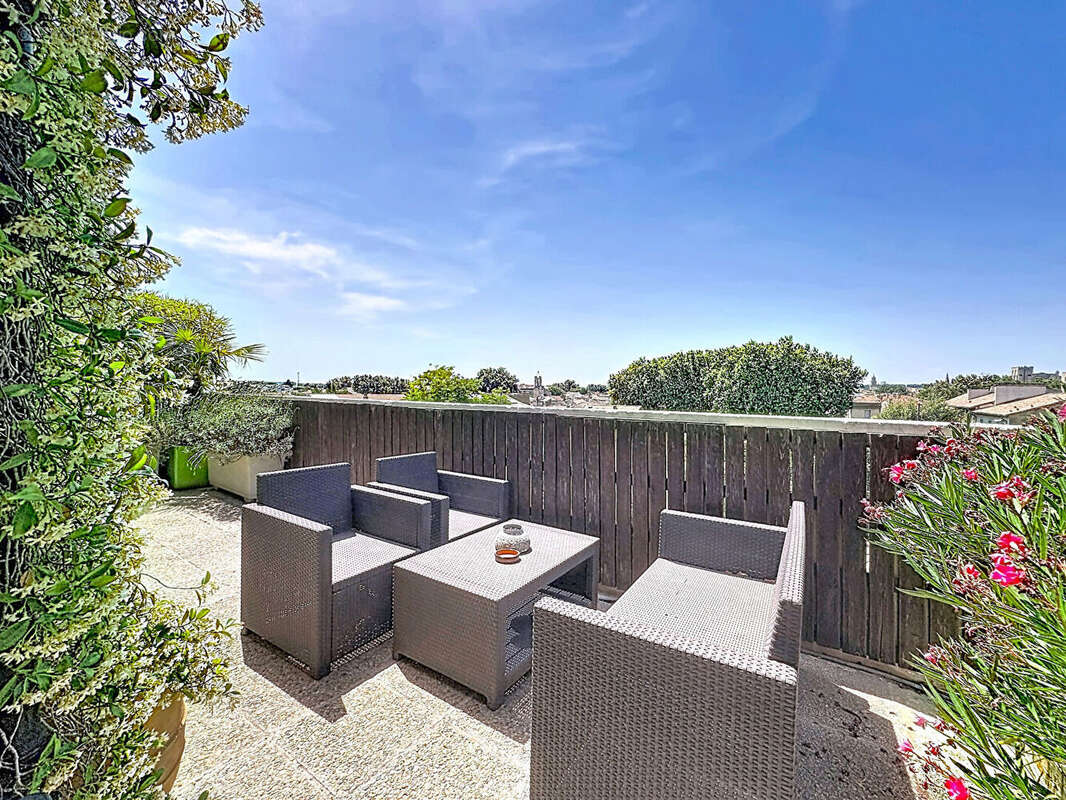 Intra-Muros T2 d'exception, terrasse panoramique garage et cave - photo 3