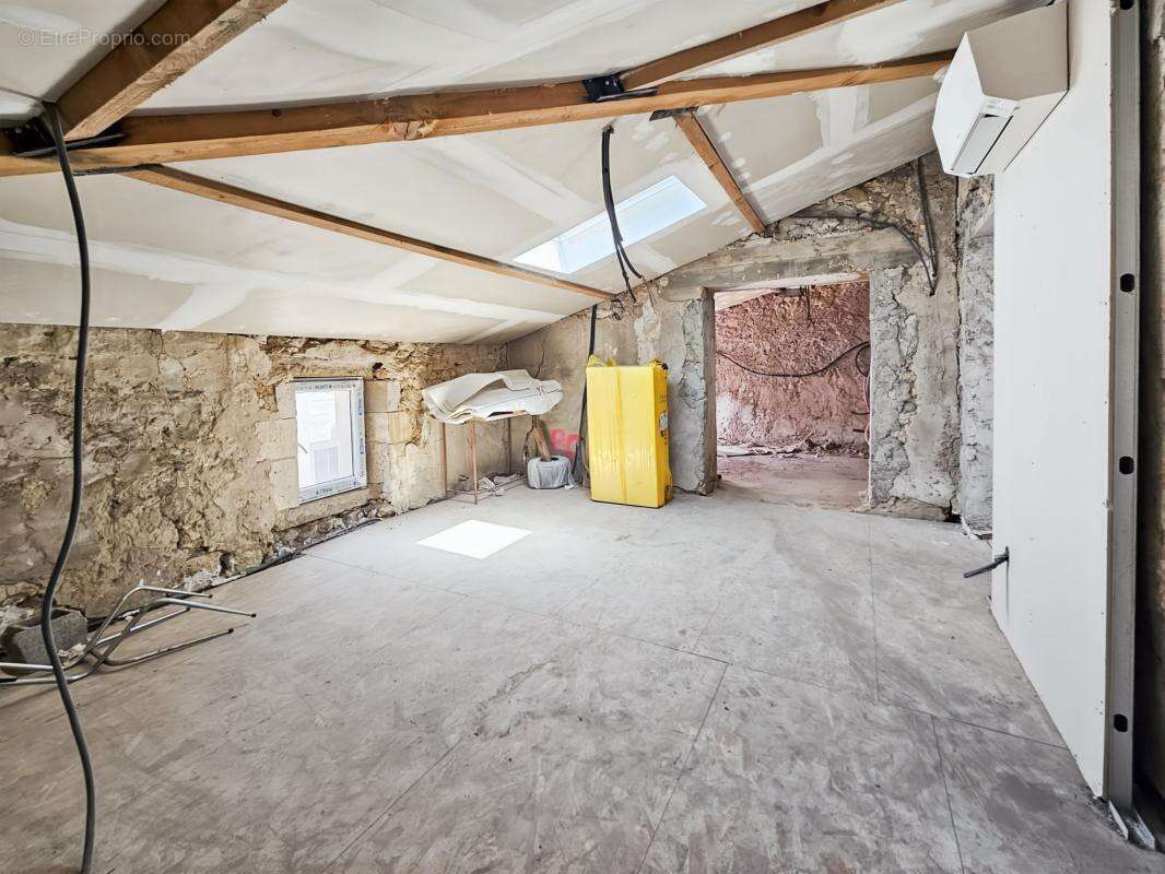À Vendre à Montfrin - Maison de village de 67m² avec garage - photo 4