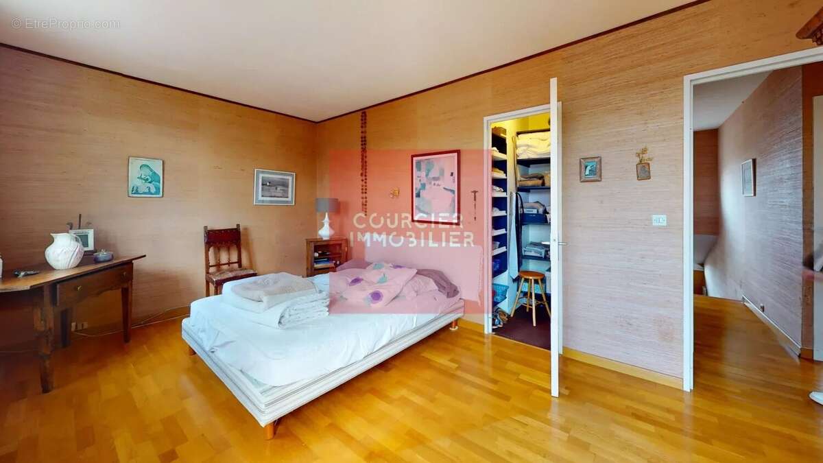 Maison à LE MESNIL-SAINT-DENIS