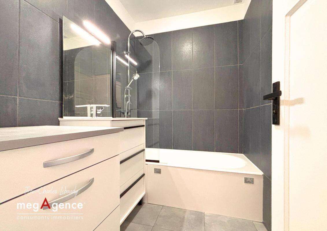 Appartement à DONVILLE-LES-BAINS