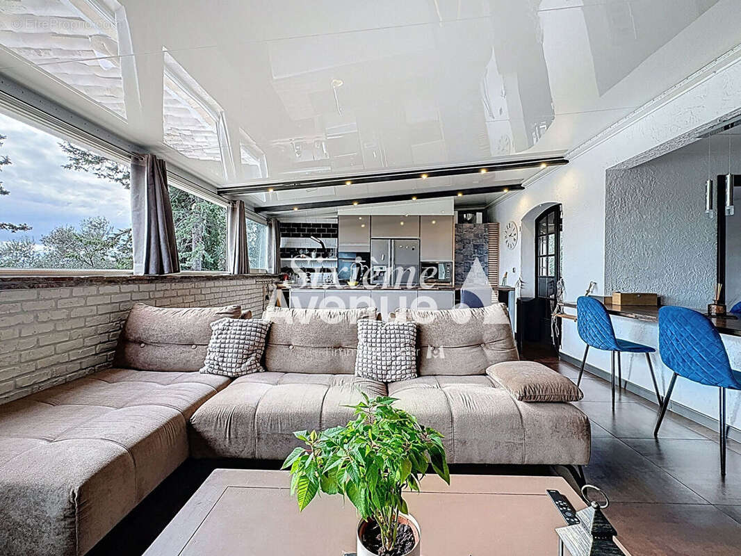 Maison mitoyenne d'un coté Grasse 5 pièces 111 m² avec extérieur, nombreux stationnements. - photo 8