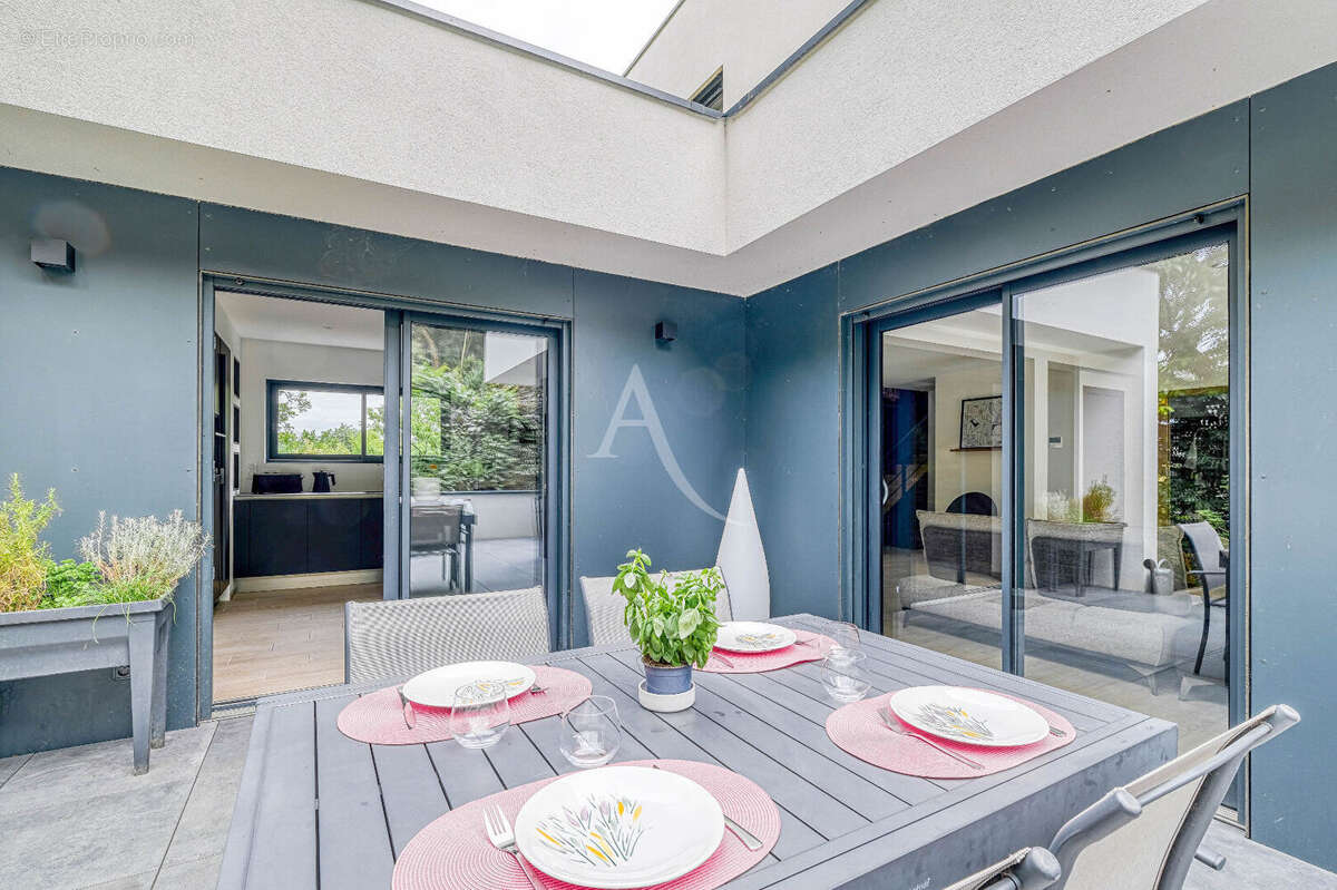 Villa d'architecte contemporaine avec piscine - les Coteaux de Chessy  - 7 pièces - 175 m2 - photo 16