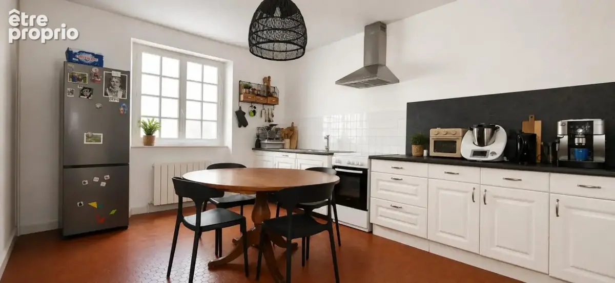  À VENDRE  Une maison pleine de charme… et de potentiel, proche de Sablé - photo 2