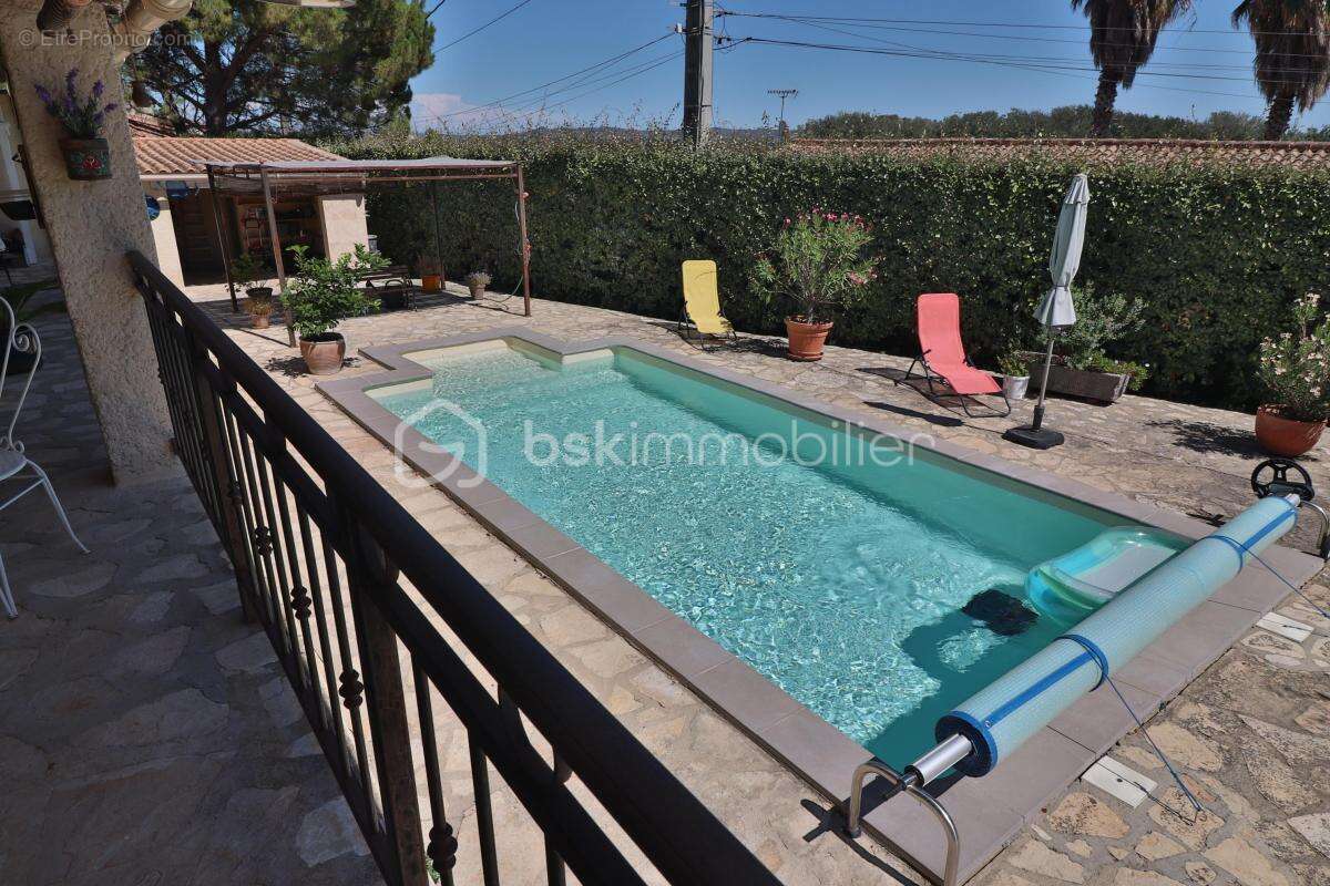 Maison plain-pied de 106m² sur 780m² de terrain avec 3 chambres, garage et piscine - photo 11