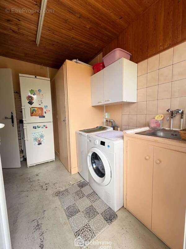 Un cellier de 8,1 m2 qui donne sur un WC indépendant.
