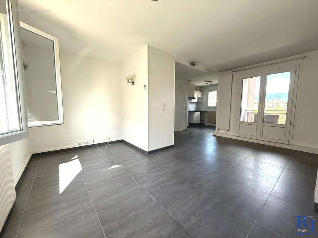 Pièce de vie conviviale avec accès au balcon  - Appartement à GRENOBLE