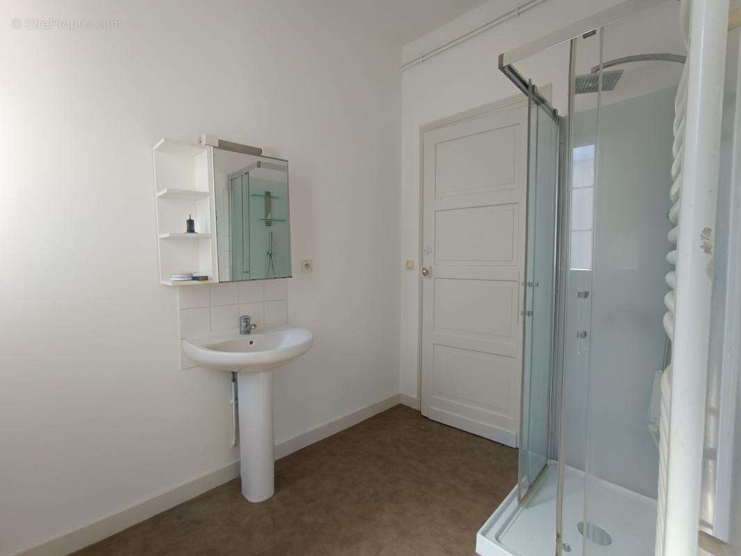 Maison de caractère en cœur de ville avec deux logements indépendants et fort potentiel locatif !!!! - photo 7
