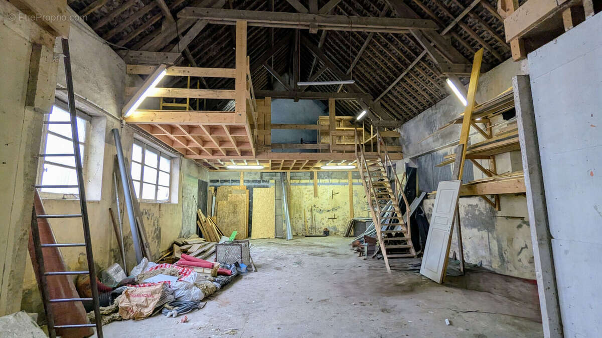 Parking à MONTEBOURG