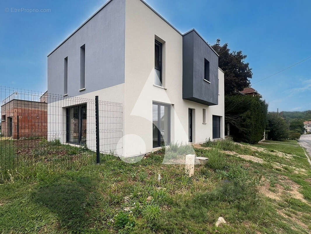 Maison à MONCEL-SUR-SEILLE