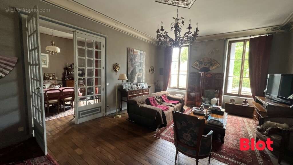 Maison 242 m² à Saint-Aubin-D'aubigne  - photo 2