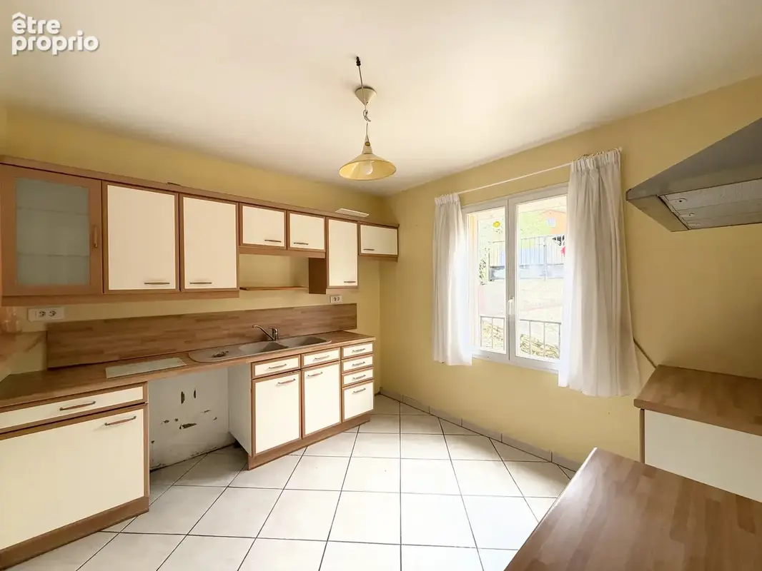 Maison à vendre à Arles-sur-Tech, proche du collège. - photo 2