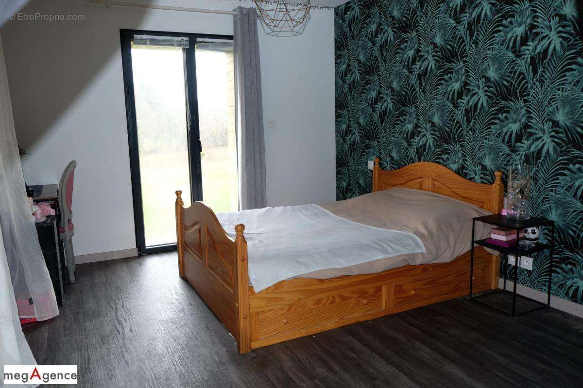 Maison à SAINT-GERMAIN-LES-VERGNES