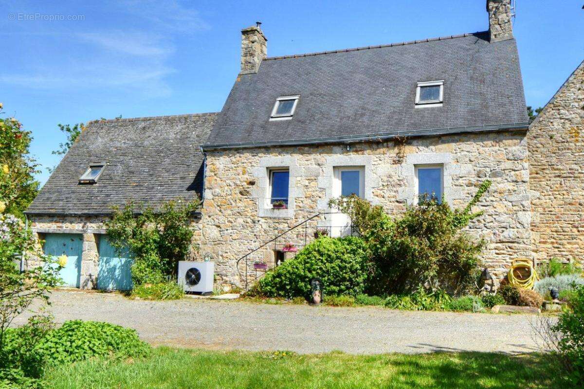 Maison à LA ROCHE-DERRIEN