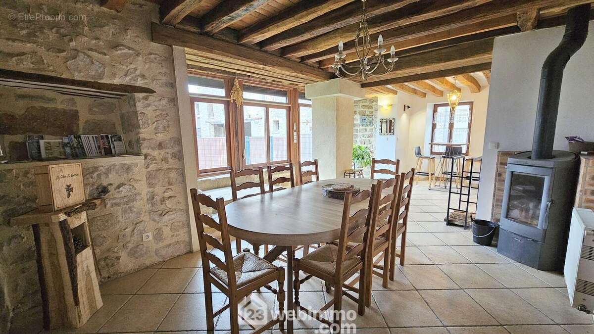 Une salle à manger avec son poêle à bois!