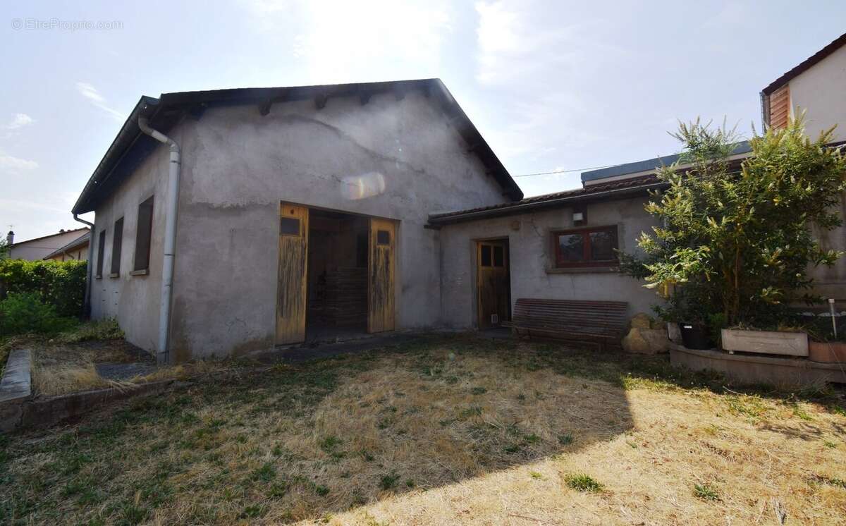 À VENDRE - Maison sur les hauteurs de CUSSET avec garage et jardin. - photo 13