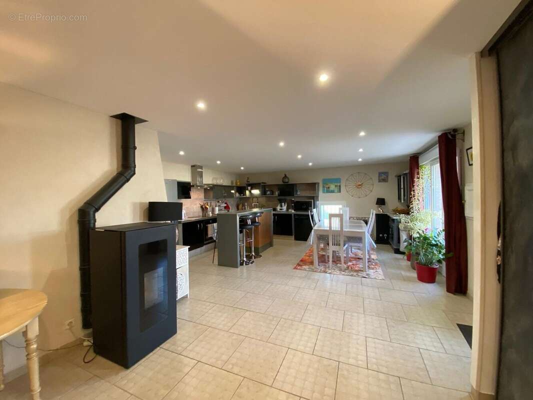 Maison à CHARMES-SUR-L&#039;HERBASSE