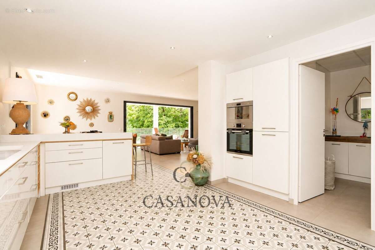 Propriété avec piscine intérieure et extérieure avec terrain de 5 300 m² à Sumène - photo 12