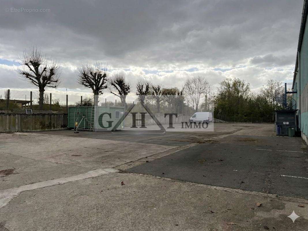 Commerce à VAUX-LE-PENIL