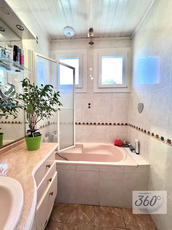 Maison familiale de 111 m2 avec jardin clos   À Cousance, entre nature et commodités - photo 8