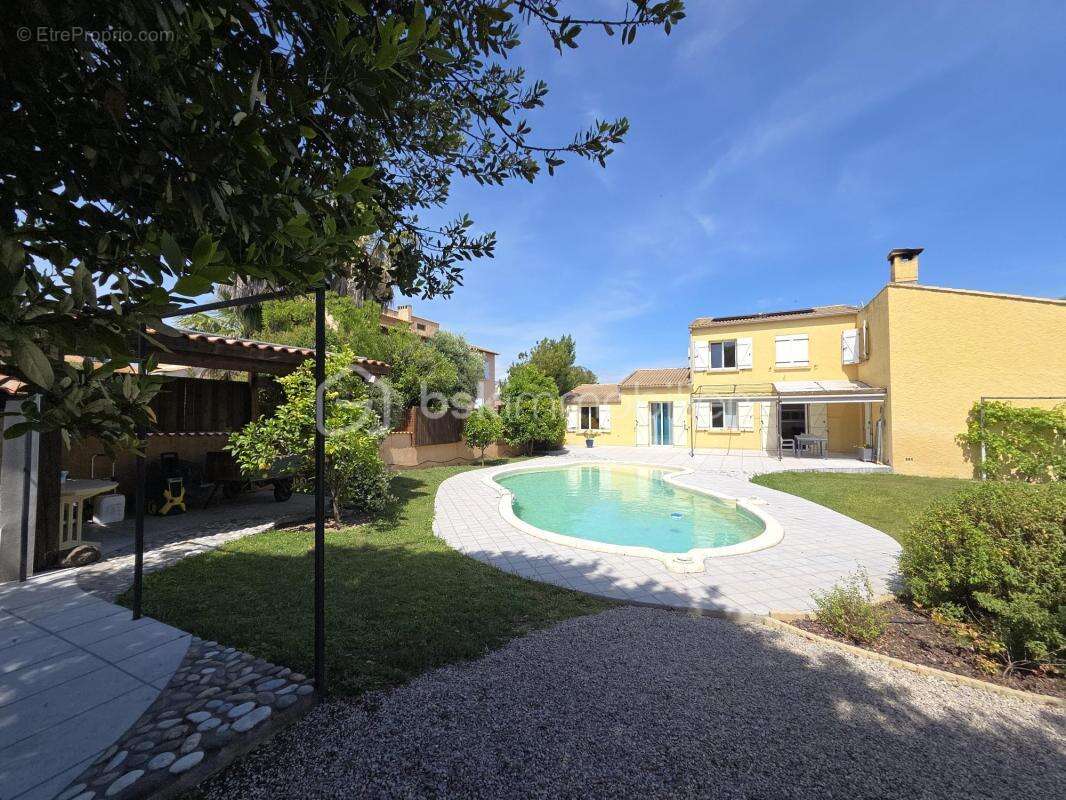 FRONTIGNAN – Élégante villa familiale de 195 m² de type 8 avec piscine, prestations haut de gamme et jardin paysager - photo 2