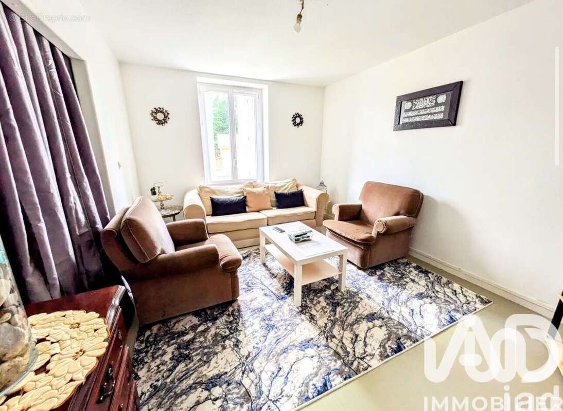 Photo 8 - Appartement à LE CHAMBON-FEUGEROLLES