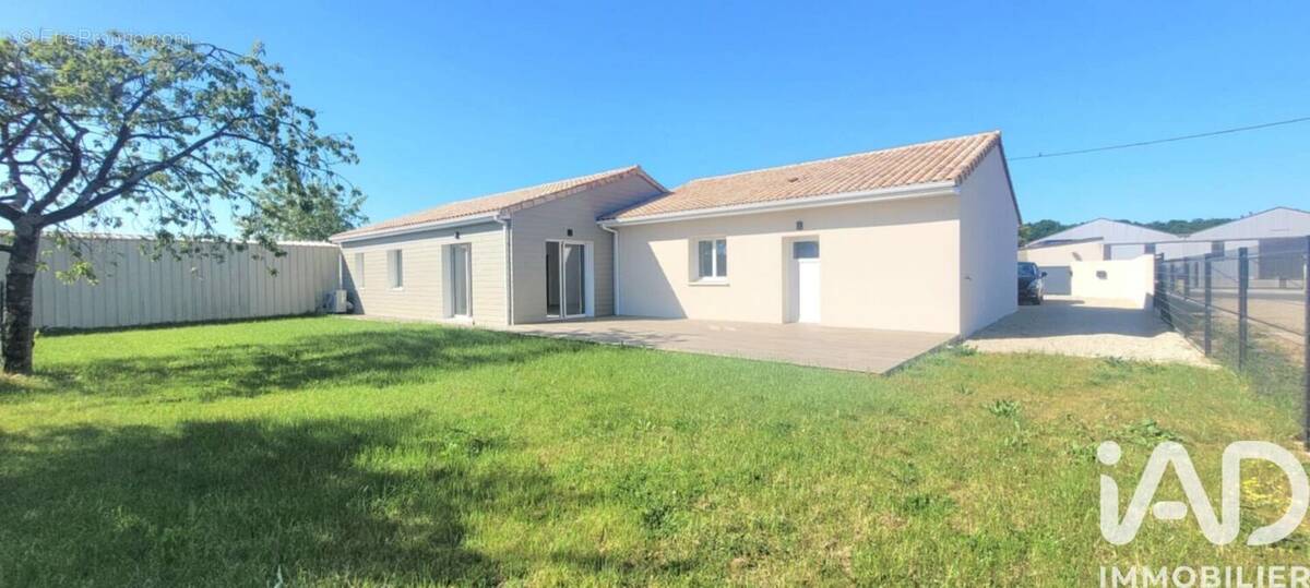 Photo 1 - Maison à NIEUIL-L'ESPOIR