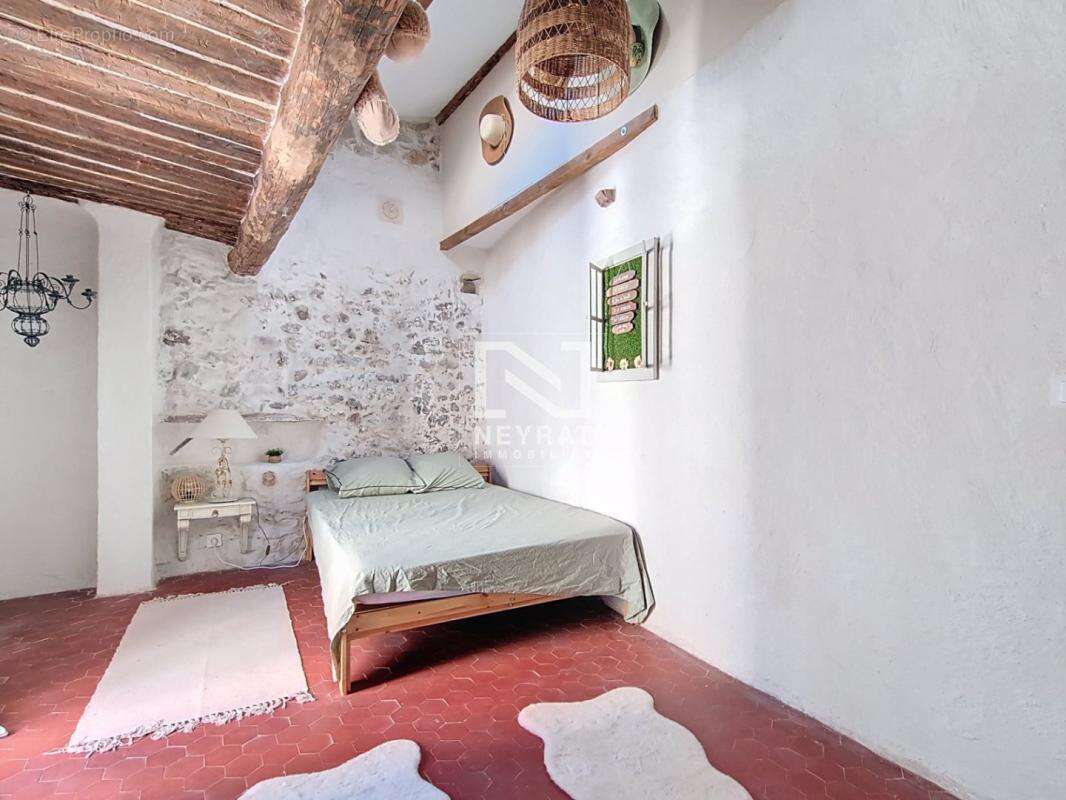 FAYENCE - Maison de village avec grande terrasse couverte - vue - CAVES - photo 10