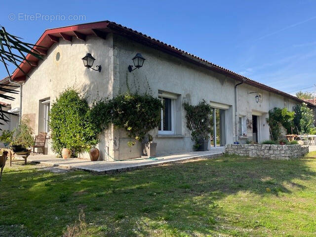 Maison à SAINT-LAURENT-DE-COGNAC