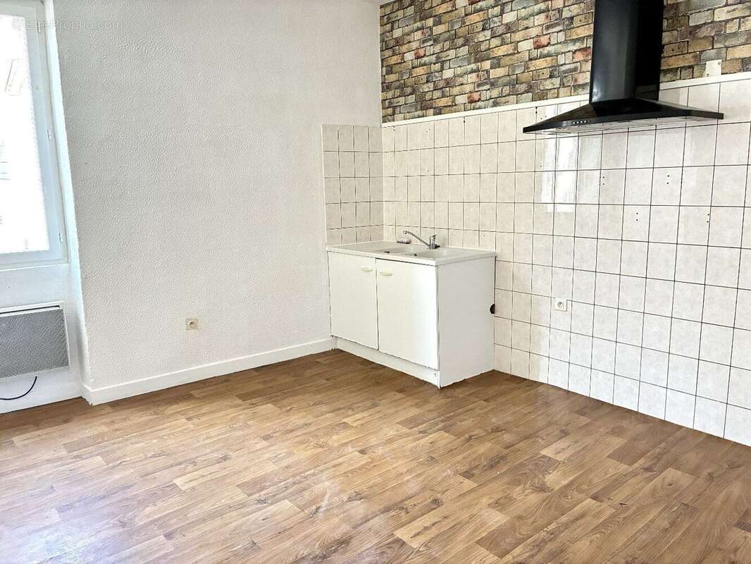 Maison de ville avec grande cour, garage et cave. - photo 9